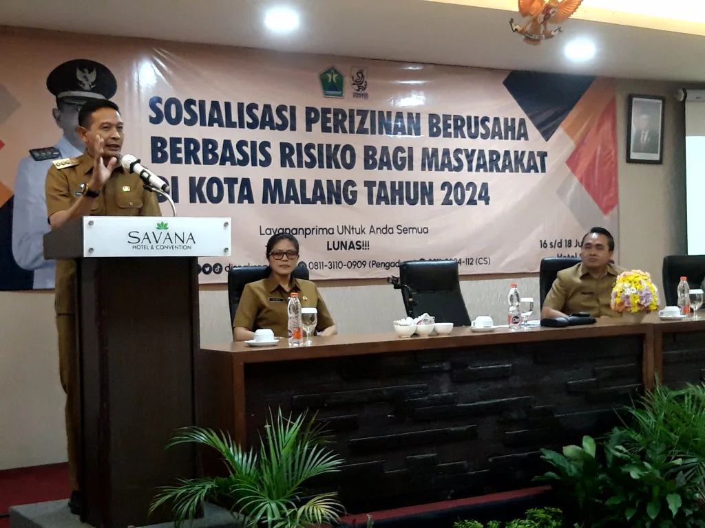 Penjabat Wali Kota Malang Wahyu Hidayat membuka sosialisasi perizinan berusaha berbasis risiko, Selasa (16/7). Tugusatu/Bagus Suryo