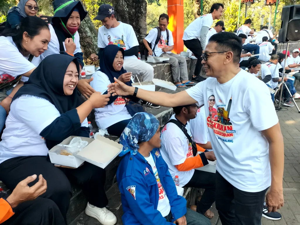 Penjabat Wali Kota Malang Wahyu Hidayat menyalami petugas kebersihan saat cangkrukan di Alun-Alun Merdeka Kota Malang, Kamis (18/7). Tugusatu/Bagus Suryo