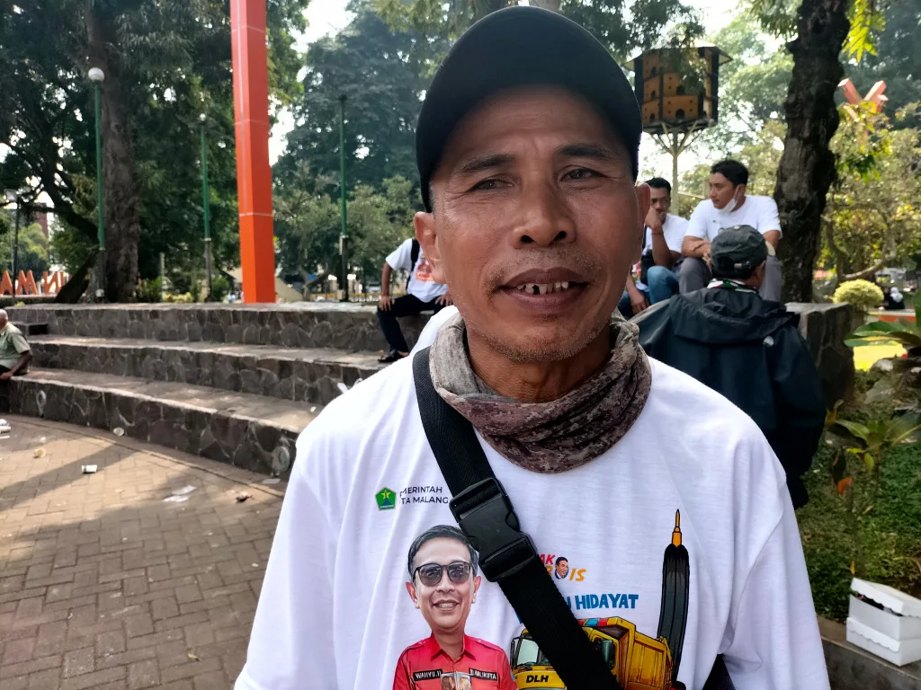 Mukhamad Amin, petugas kebersihan Dinas Lingkungan Hidup Kota Malang saat Cangkrukan bareng di Alun-Alun Merdeka, Kamis (18/7). Foto: Tugusatu/Bagus Suryo