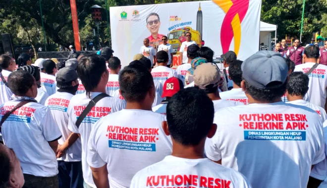 Petugas kebersihan Dinas Lingkungan Hidup Kota Malang saat mengikuti Cangkrukan bareng di Alun-Alun Merdeka, Kamis (28/7).