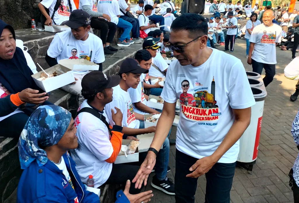 Penjabat Wali Kota Malang Wahyu Hidayat menyalami petugas kebersihan Dinas Lingkungan Hidup Kota Malang saat acara cangkrukan di Alun-Alun Merdeka, Kamis (18/7). Foto: Tugusatu/Bagus Suryo