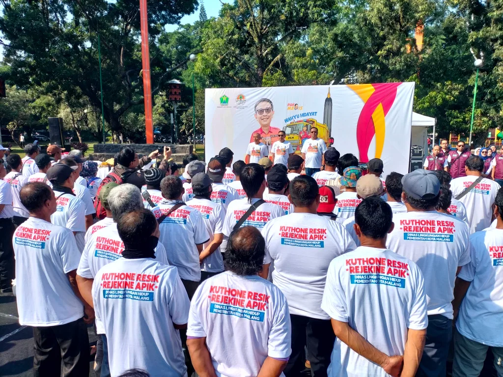 Petugas kebersihan Dinas Lingkungan Hidup Kota Malang saat acara cangkrukan di Alun-Alun Merdeka, Kamis (18/7). Foto: Tugusatu/Bagus Suryo