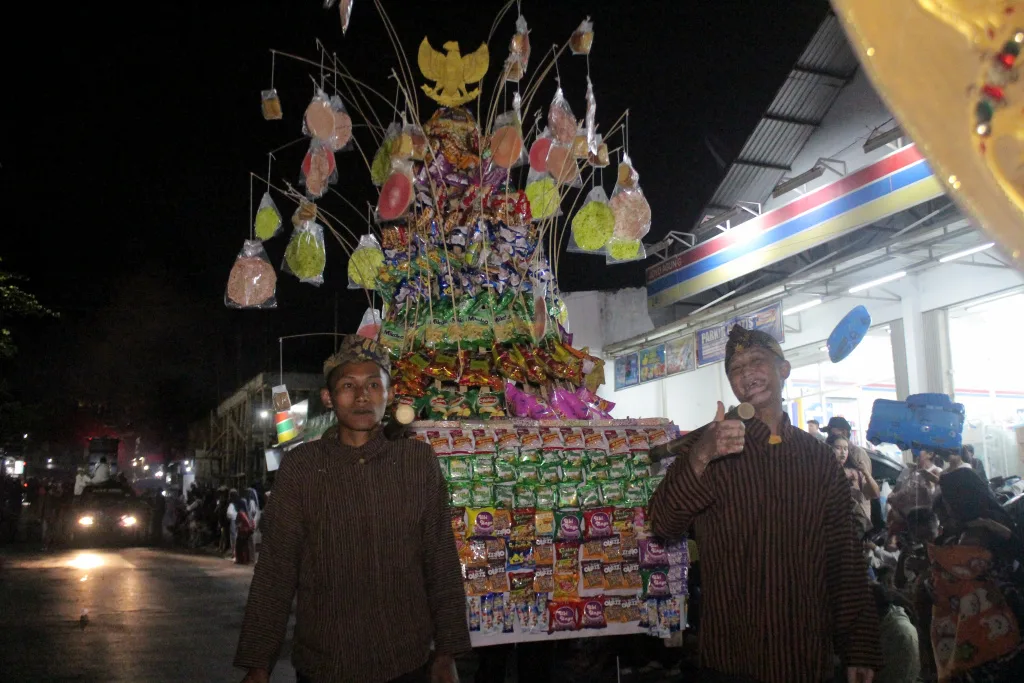 Warga RW 3 Kelurahan Tlogomas, Kecamatan Lowokwaru, Kota Malang, Jawa Timur, menggelar Grebek Suro, Sabtu (20/7). Foto: Tugusatu/Ist