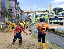 Gugur Gunung Bersihkan Sungai Sambut Festival Kali Brantas #3 di Kota Malang