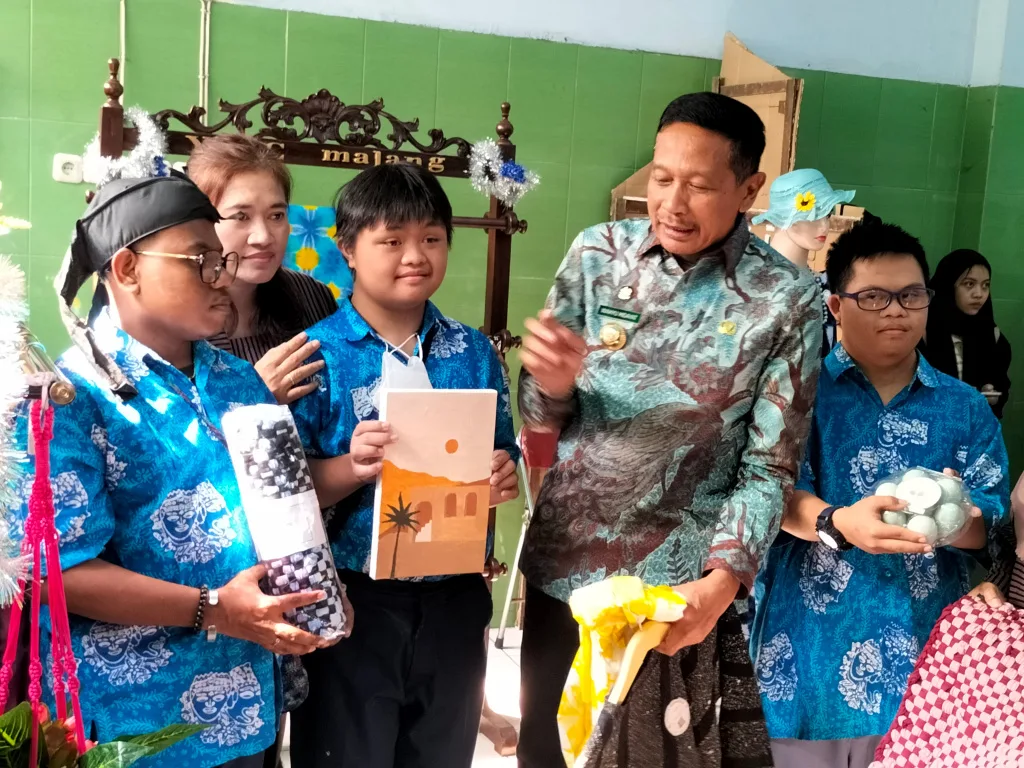 Penjabat Wali Kota Malang Wahyu Hidayat mengapresiasi siswa YPAC Malang yang kreatif membuat berbagai produk batik, keset, lukisan, dan telur asin, Jumat (26/7). Foto: Tugusatu/Bagus Suryo