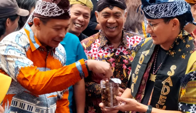 Penjabat Wali Kota Malang Wahyu Hidayat dan Menparekraf Sandiaga Uno menikmati Kue Onbijtkoek di Kayutangan.