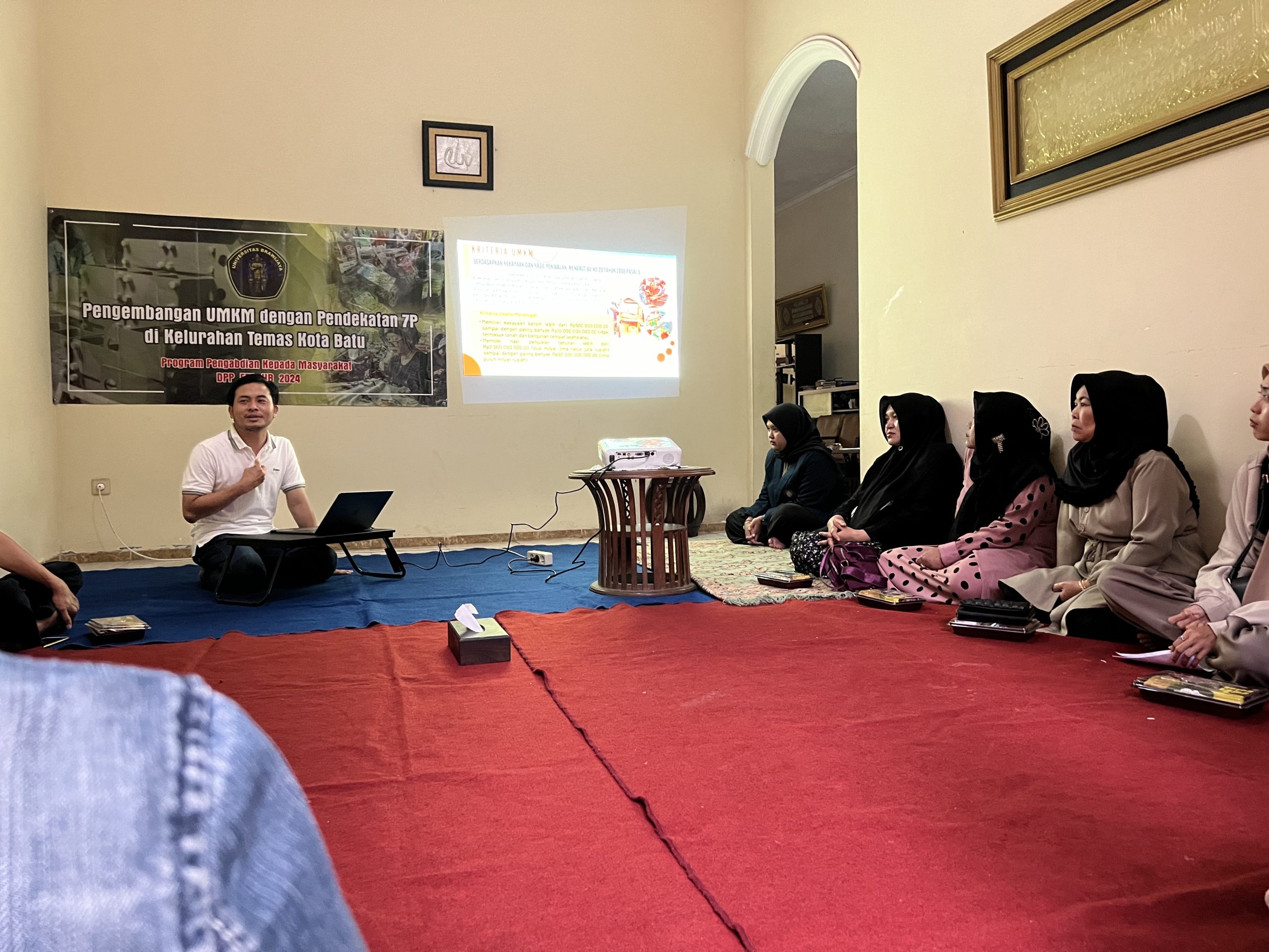 Erfan Arif, Dosen FEB UB (kiri) saat memberikan sosialisasi kepada UMKM terkait 7P, Rabu 3/7/2024). Ist.