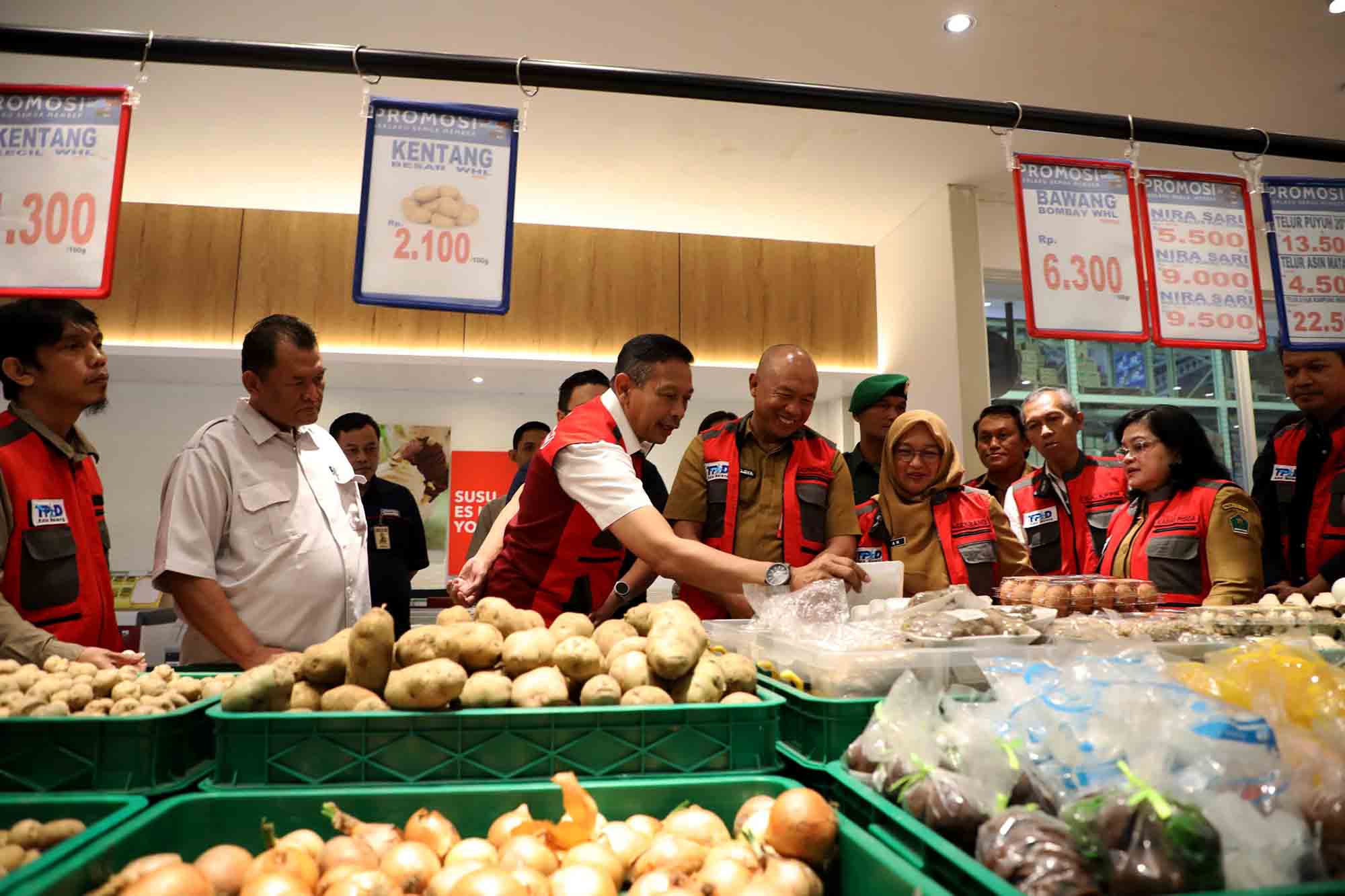 Penjabat Wali Kota Malang Wahyu Hidayat bersama TPID memantau perkembangan harga di pasar dan supermarket. Foto: Dok. Prokompim Kota Malang