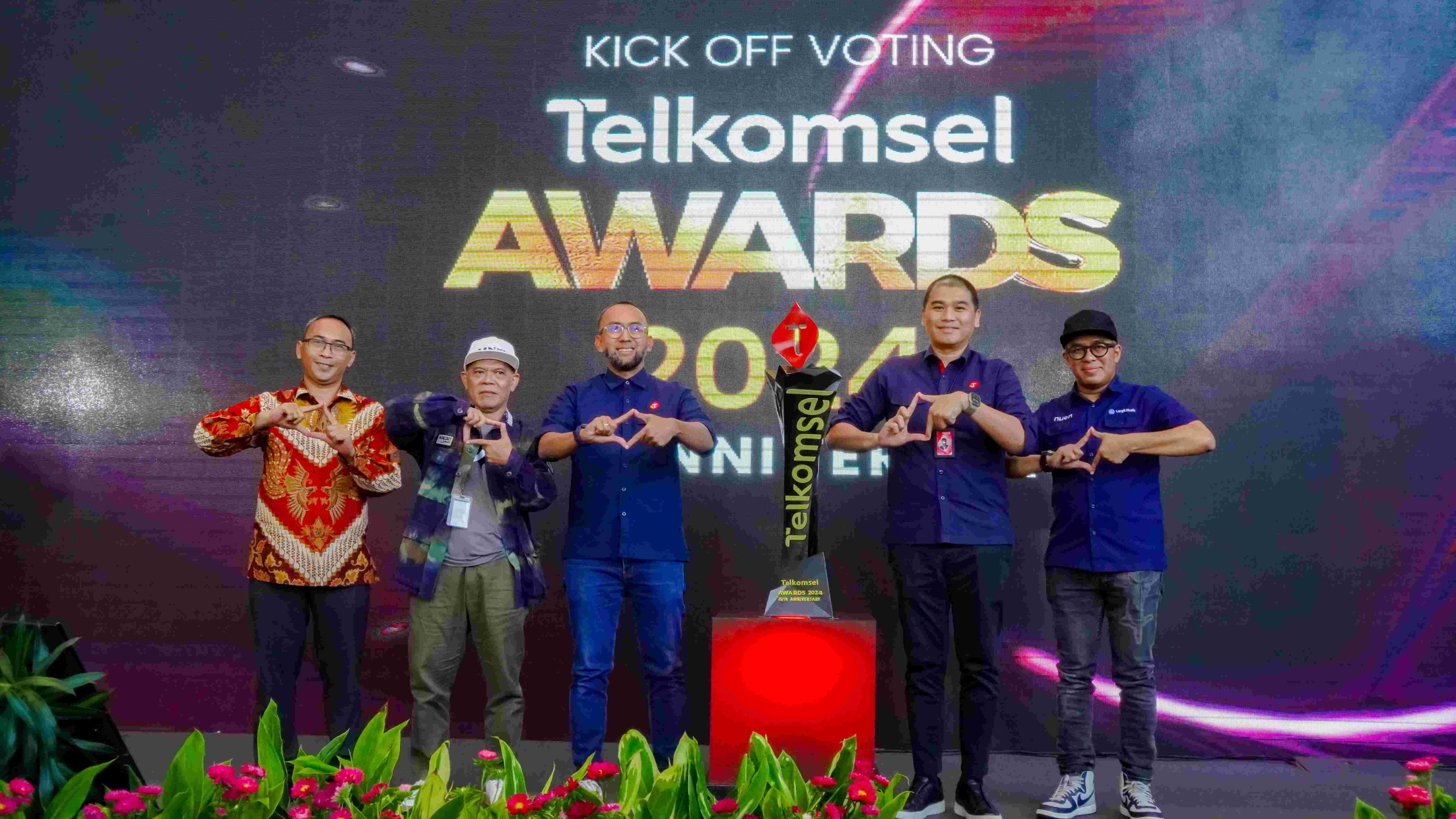 (kiri-kanan) Direktur Riset SMRC, Deni Irvani, Ketua Komite Musik Telkomsel Awards Dhani Pette, VP Brand & Marketing Communications Telkomsel Abdullah Fahmi, GM Corporate Communications Aldin Hasyim, dan VP Digital Music NUON Adib Hidayat dalam Press Conference Telkomsel Awards 2024 di Jakarta, Senin (8/7/2024). Ist