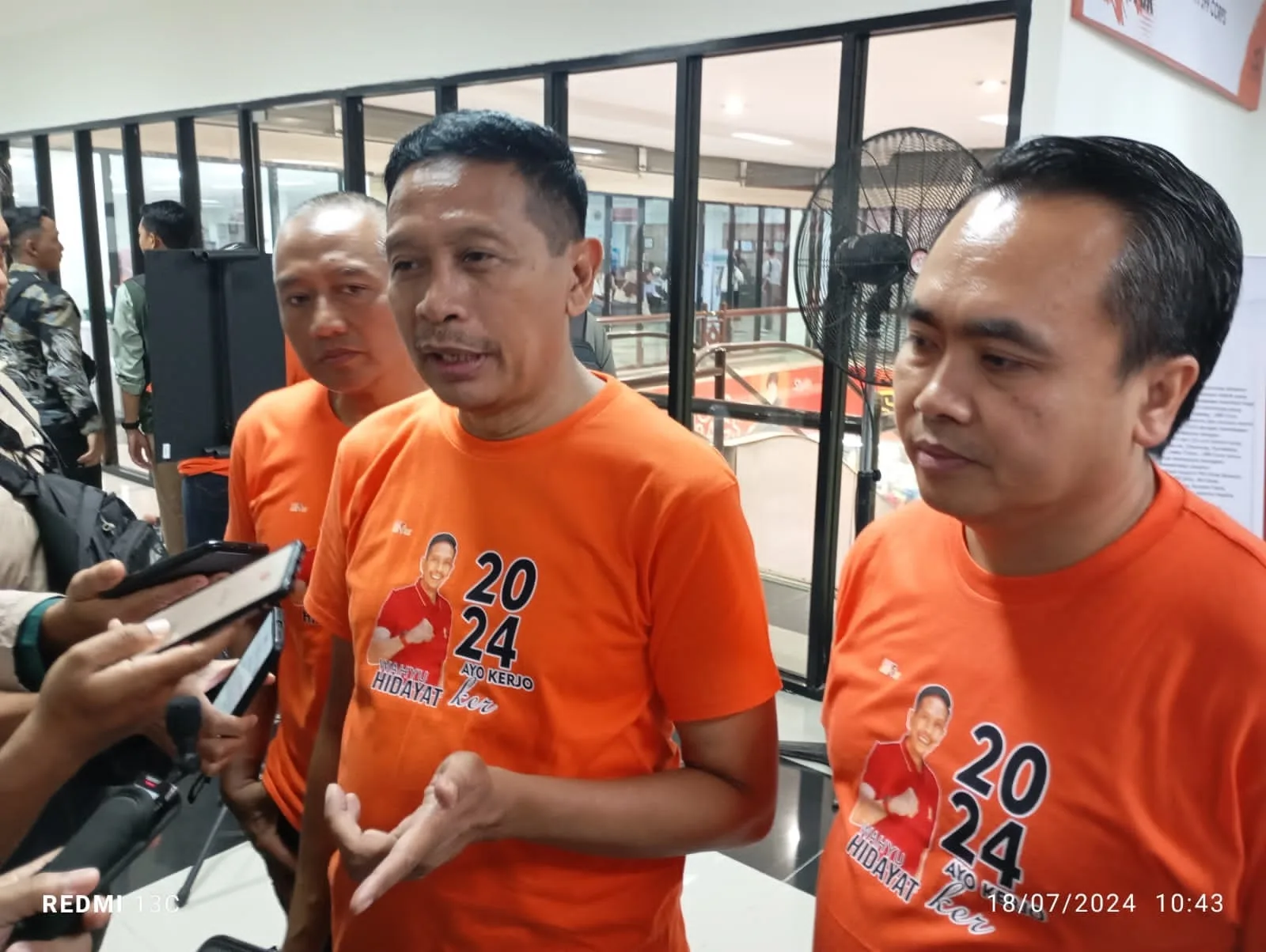 Penjabat Wali Kota Malang Wahyu Hidayat (kedua dari kanan) saat gelaran Mini Job Fair di Mal Pelayanan Publik (MPP) Merdeka Kota Malang, Kamis (18/7). Foto: Tugusatu/ist