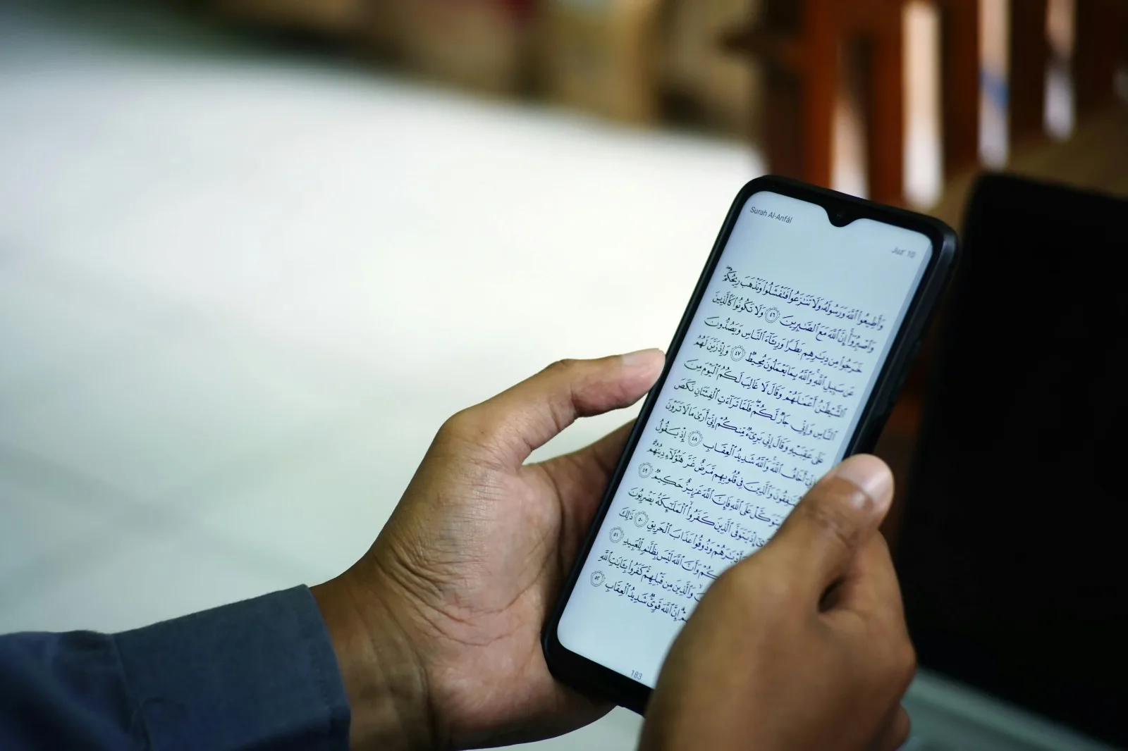 Membaca Alquran lewat gadget. Ist.