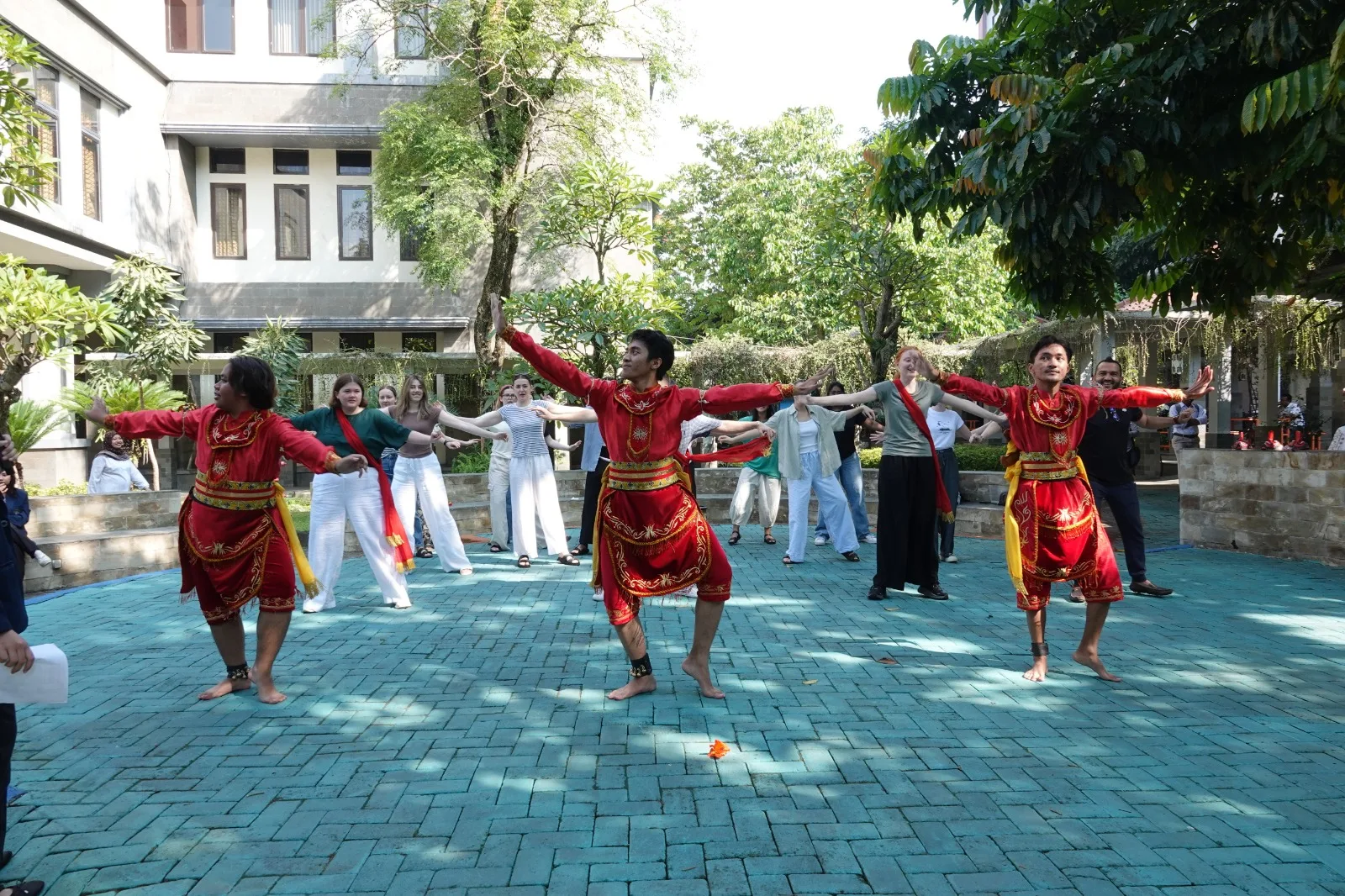 Tari Topeng Malang menyambut 18 mahasiswa asal The University of Quennsland. Ist
