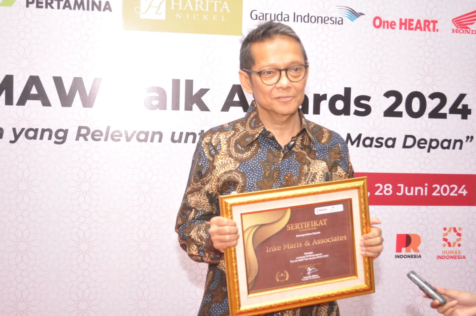 Isma Natanegara, CEO Inke Maris & Associates, saat menerima sertifikat penghargaan sebagai Perusahaan PR Paling Berpengaruh di Indonesia dalam ajang MAW Talk Awards 2024. Ist