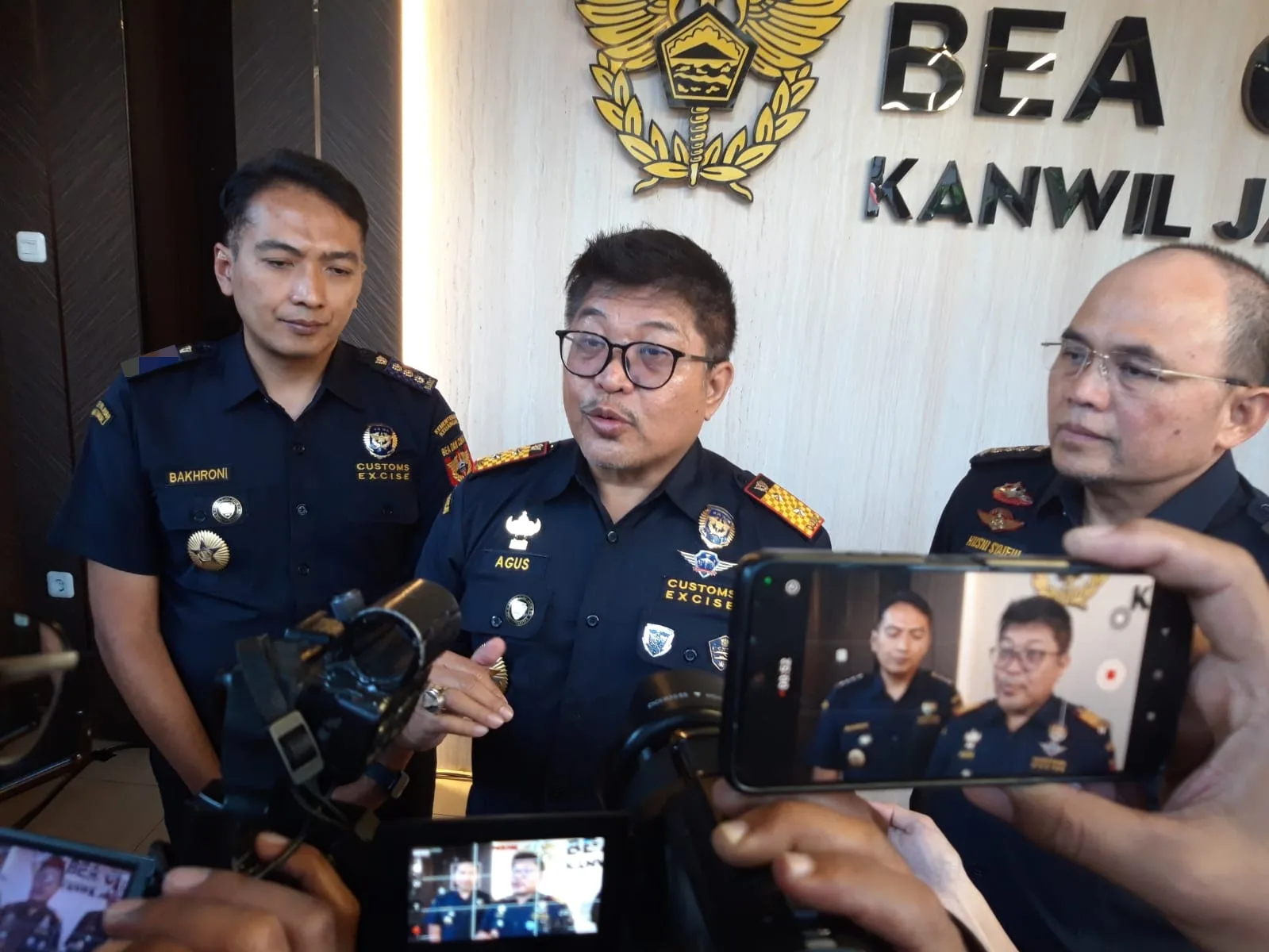 Kepala Kantor Wilayah Direktorat Jenderal Bea dan Cukai Jawa Timur 2 Agus Sudarmadi (tengah), Kamis (11/7). Foto: Tugusatu/Bagus Suryo