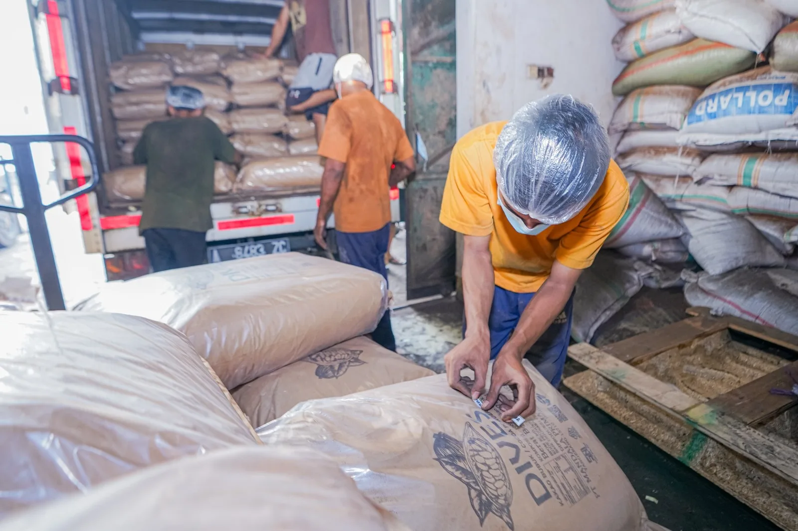 BCA mendampingi Prospero Food Realcho melakukan ekspor produk cocoa powder sebanyak 2 kontainer total 34mts dengan total nilai transaksi sebanyak USD 57.800 atau setara dengan Rp907 juta ke salah satu negara di Asia