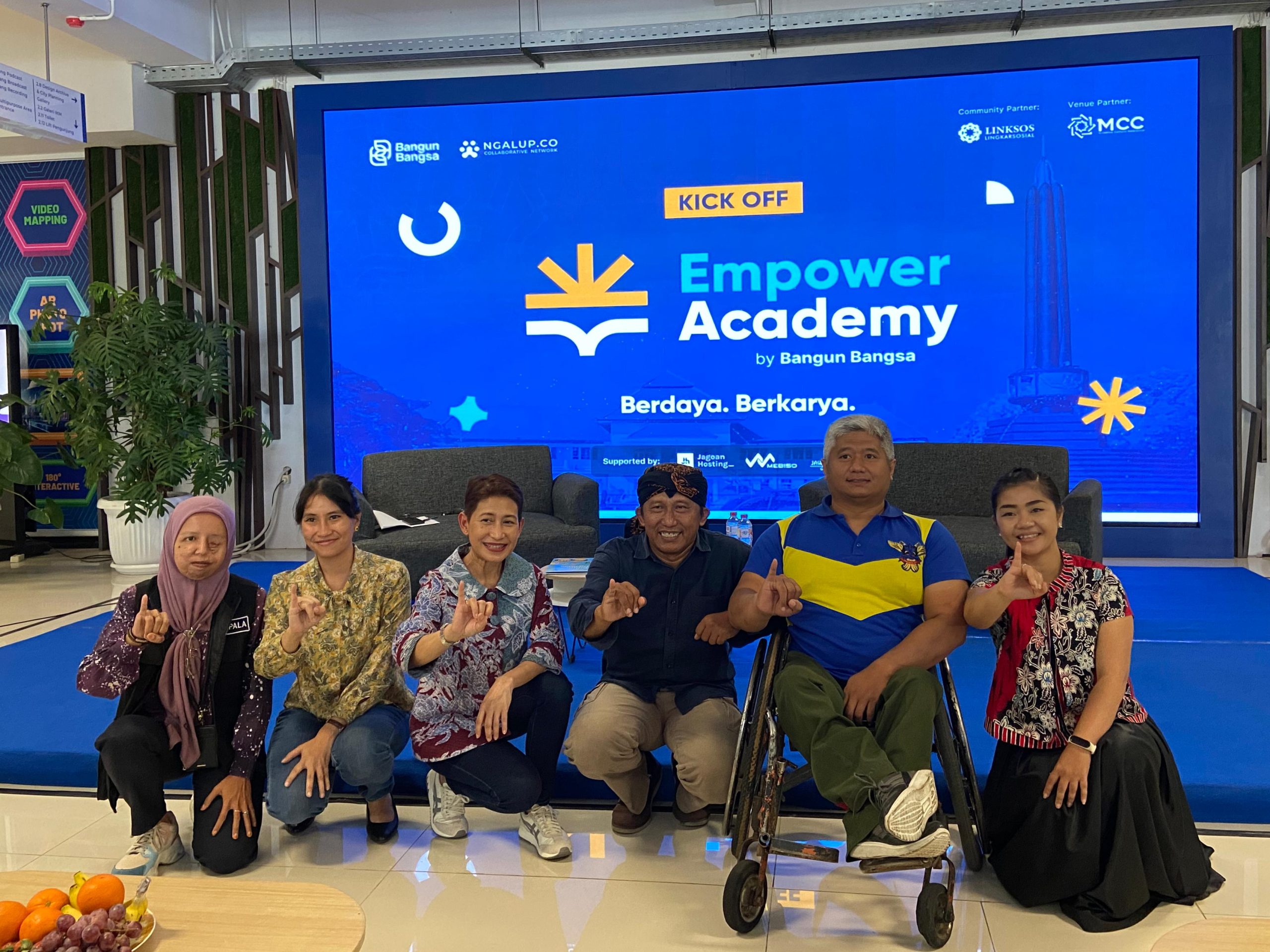 Dian Widyanarti, Penanggung Jawab Bangun Bangsa (tiga dari kiri), pada peluncuran program Empower Academy untuk mendukung ekonomi inklusif  di Malang Creative Center, Kota Malang, Jawa Timur, pada Rabu (28/8/2024). Istimewa