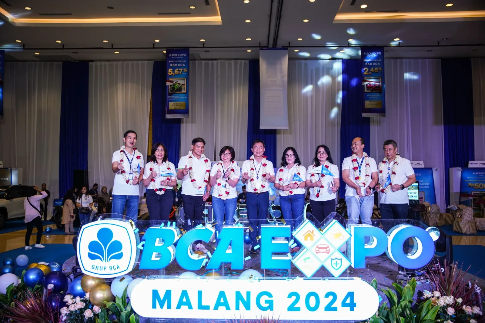 Direktur BCA Frengky Chandra Kusuma (tengah) beserta Kepala Kantor Wilayah VII BCA Hianni (keempat dari kiri), Deputi Direktur KKB BCA Nezha Fahmi (kedua dari kanan), Kepala Subdivisi Penjualan Kredit Konsumer Handy Weriko (ketiga dari kiri), dan jajaran manajemen BCA serta perusahaan anak berpose pada pembukaan BCA Expo 2024 Malang, Sabtu (24/8/2024). Istimewa