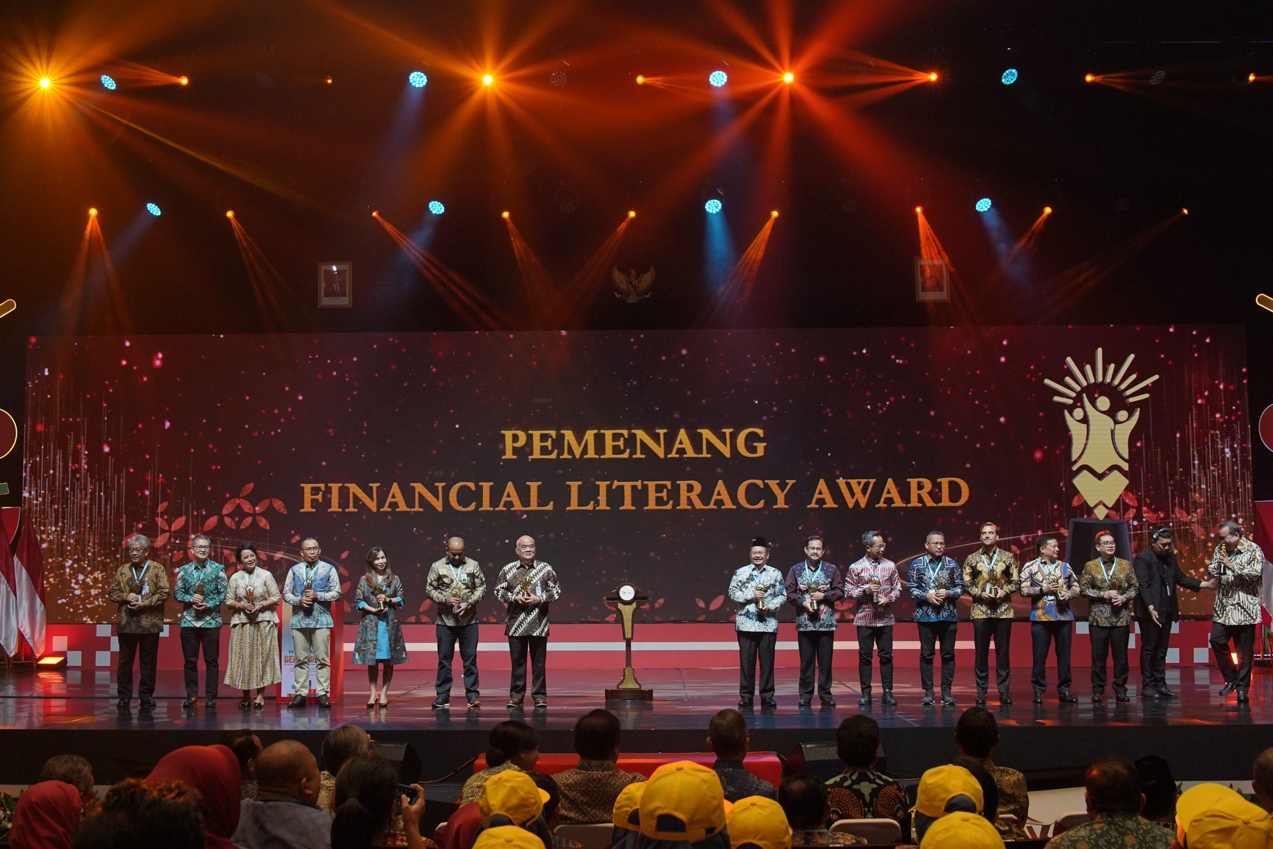 Penyerahan penghargaan Financial Literacy Award 2024 di Jakarta, Kamis (22/8/2024). Istimewa