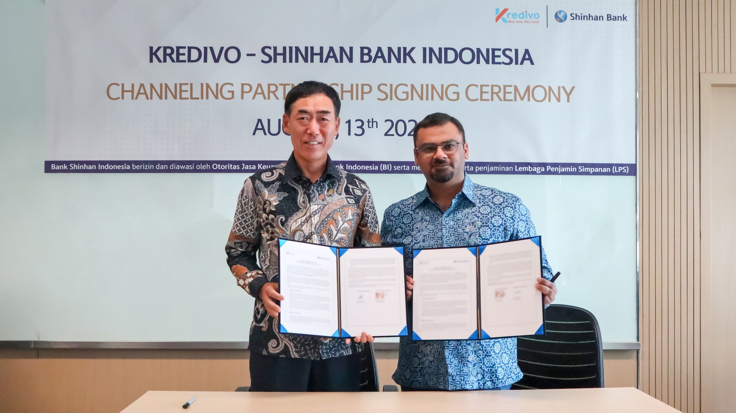 Koo Hyunghoe, Presiden Direktur Bank Shinhan Indonesia (kiri)  dan Umang Rustagi, Co-Founder dan Presiden Direktur Kredivo Indonesia, saat menandatangani perjanjian peningkatan limit fasilitas channeling kepada Kredivo.