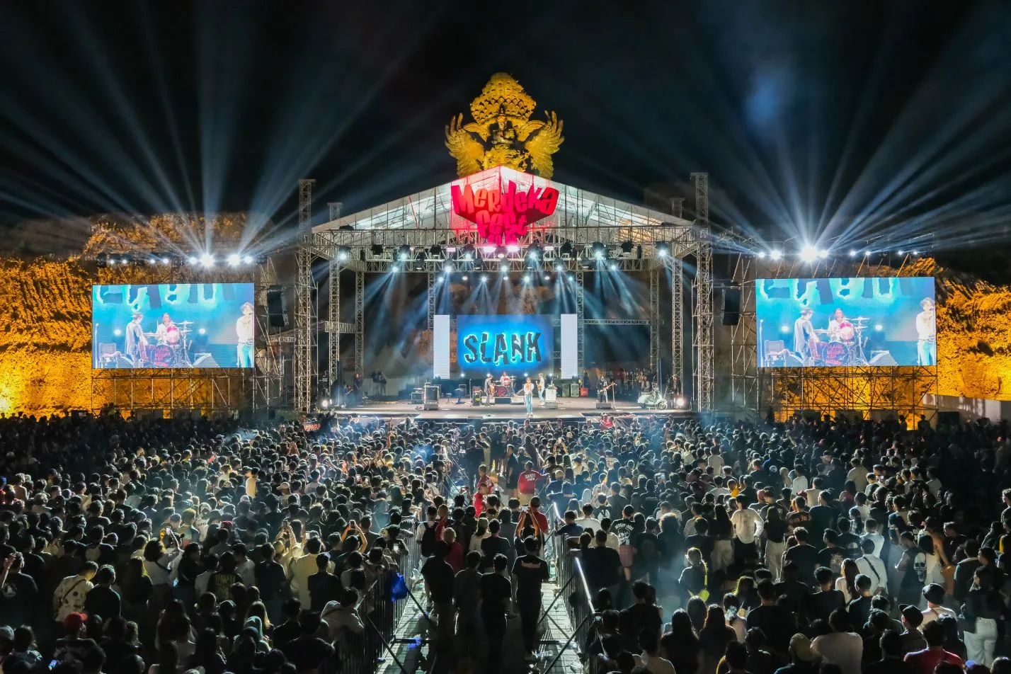 Penampilan Slank, menutup Merdeka Fest 2024 di GWK Cultural Park, Sabtu (17/8/2024).
