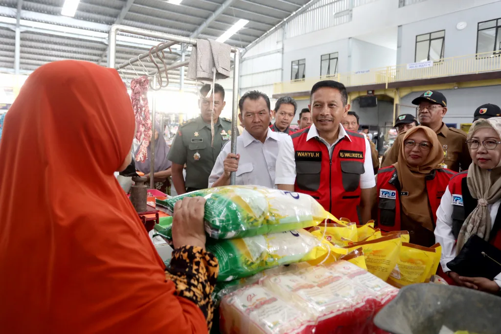 Penjabat Wali Kota Malang Wahyu Hidayat bersama TPID memantau stok dan harga bahan pokok di Pasar Kasin, Juni lalu. Foto: Dok. Prokompim Kota Malang