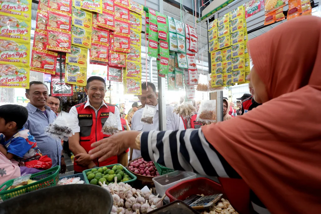 Penjabat Wali Kota Malang Wahyu Hidayat bersama TPID sidak pasar Kasin pada Juni 2024 lalu. Foto: Dok. Prokompim Kota Malang