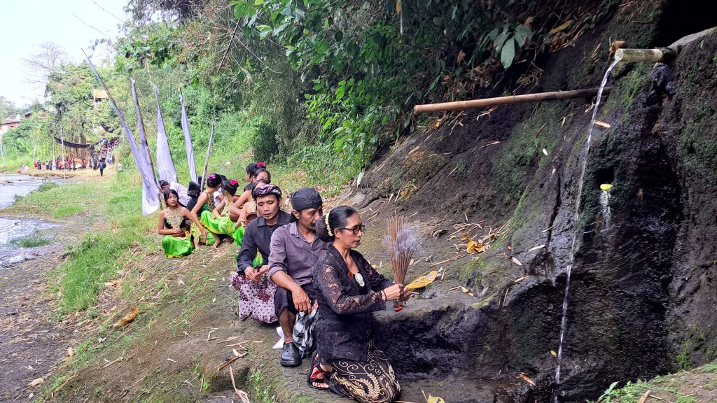 Forkom Pokdarwis Kota Malang menggelar ritual di sumber mata air dalam rangkaian Festival Kali Brantas #3. Foto: Dok. Forkom Pokdarwis Kota Malang