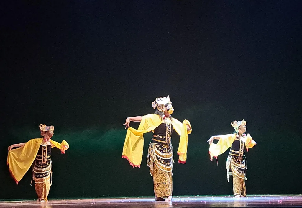 Sendratari Topeng Ragil Kuning dari Kampung Budaya Polowijen Malang tampil memukau dalam pagelaran Sinergi Lintas Budaya #1 2024 di gedung kesenian Cak Durasim, Surabaya, Rabu (31/7). Foto: Dok. Kampung Budaya Polowijen Malang