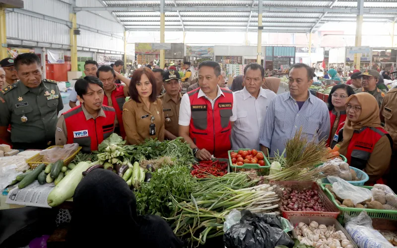 TPID Kota Malang memantau harga dan stok pangan di Pasar Kasin, beberapa waktu lalu. Foto: Dok. Prokompim Kota Malang