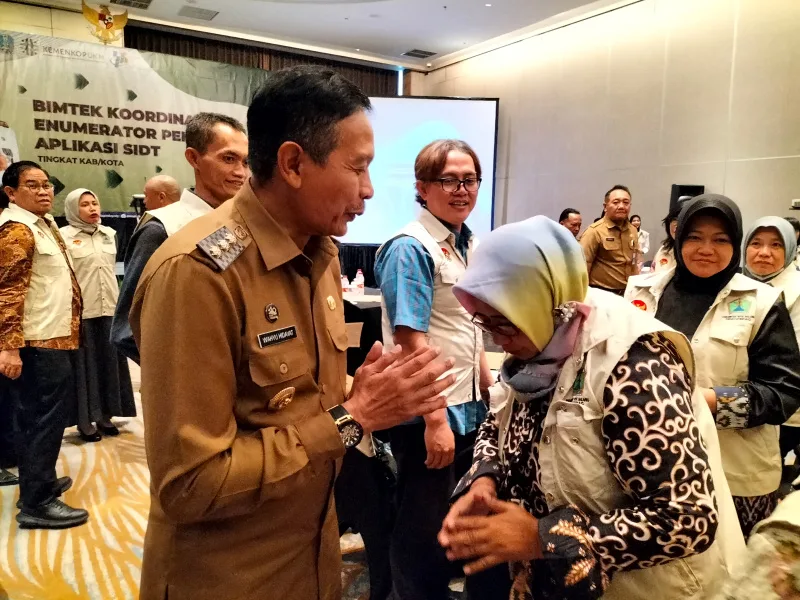 Pj Wali Kota Malang Wahyu Hidayat menyapa Sahabat UMKM.