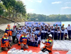 PLN NP UP Brantas Bersama PJT I Tebar Bibit Ikan di Waduk Sutami