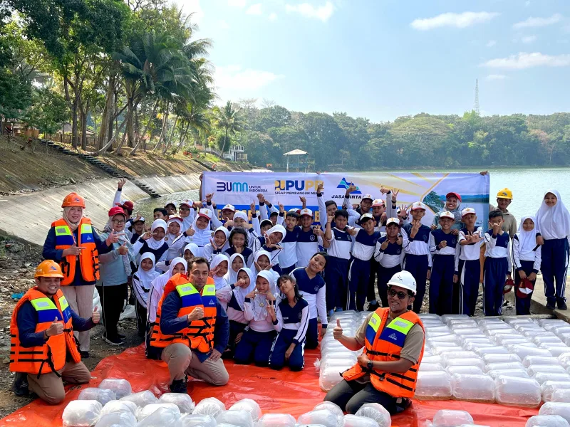 PT PLN Nusantara Power UP Brantas bersama PJT I menebar bibit ikan di Waduk Sutami.