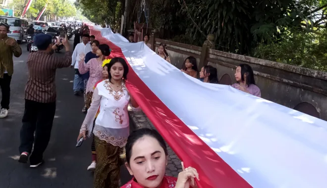 Bentangkan bendera di Kampung Gerabah.