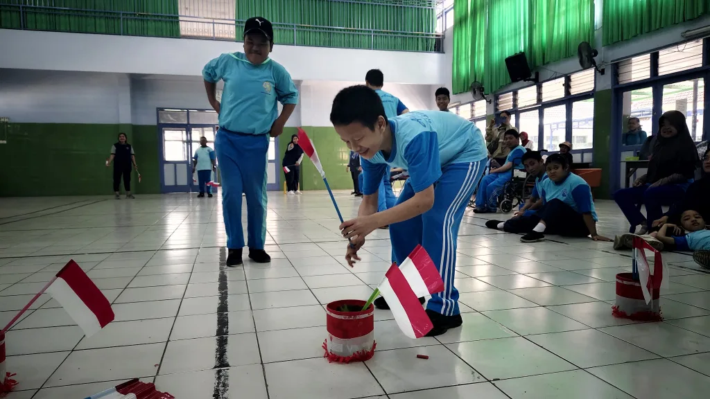 Siswa YPAC Malang mengikuti lomba bendera untuk memeriahkan HUT Kemerdekaan 17 Agustus, Jumat (16/8). Foto: Tugusatu/Dok. YPAC Malang