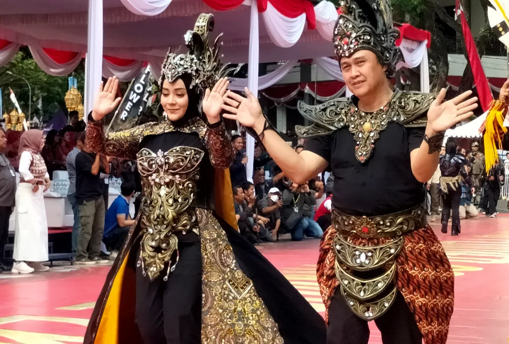 Penjabat Wali Kota Malang Iwan Kurniawan dan Pj. Ketua TP PKK Septiana Iwan Kurniawan tampil dalam Malang Flower Carnival 2024, Minggu (25/8). Foto: Tugusatu/Bagus Suryo