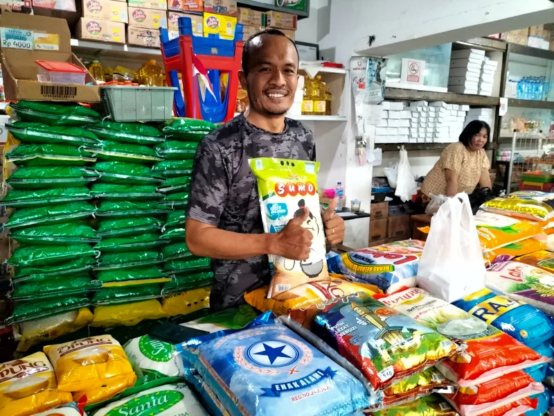 Pedagang beras di Pasar Bunulrejo, Supriyono, Rabu (28/8). Foto: Tugusatu/Bagus Suryo