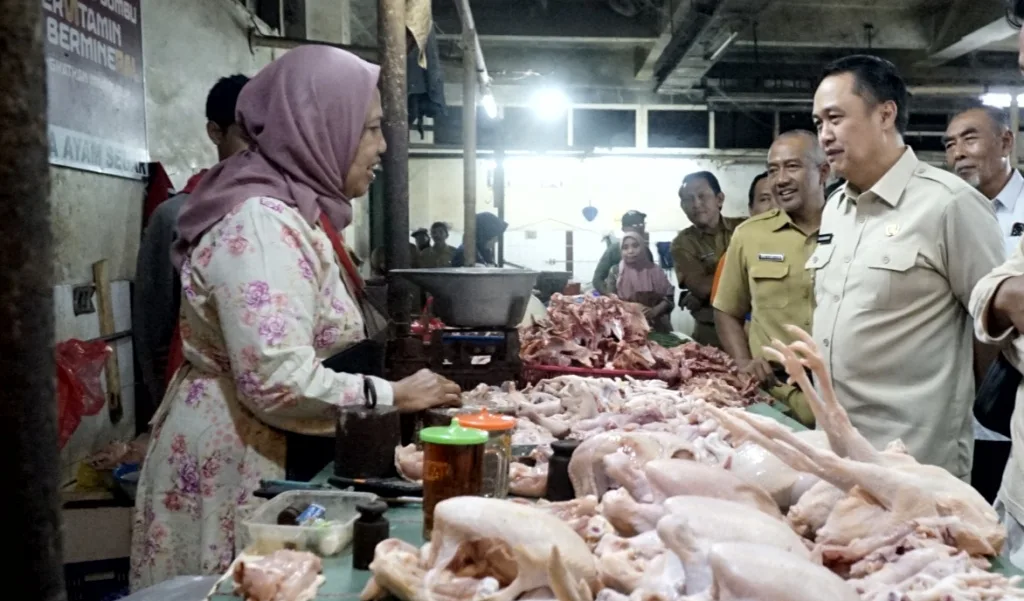 Penjabat Wali Kota Malang Iwan Kurniawan memantau harga pangan di Pasar Besar, Selasa (27/8). Foto: Dok. Prokompim Kota Malang