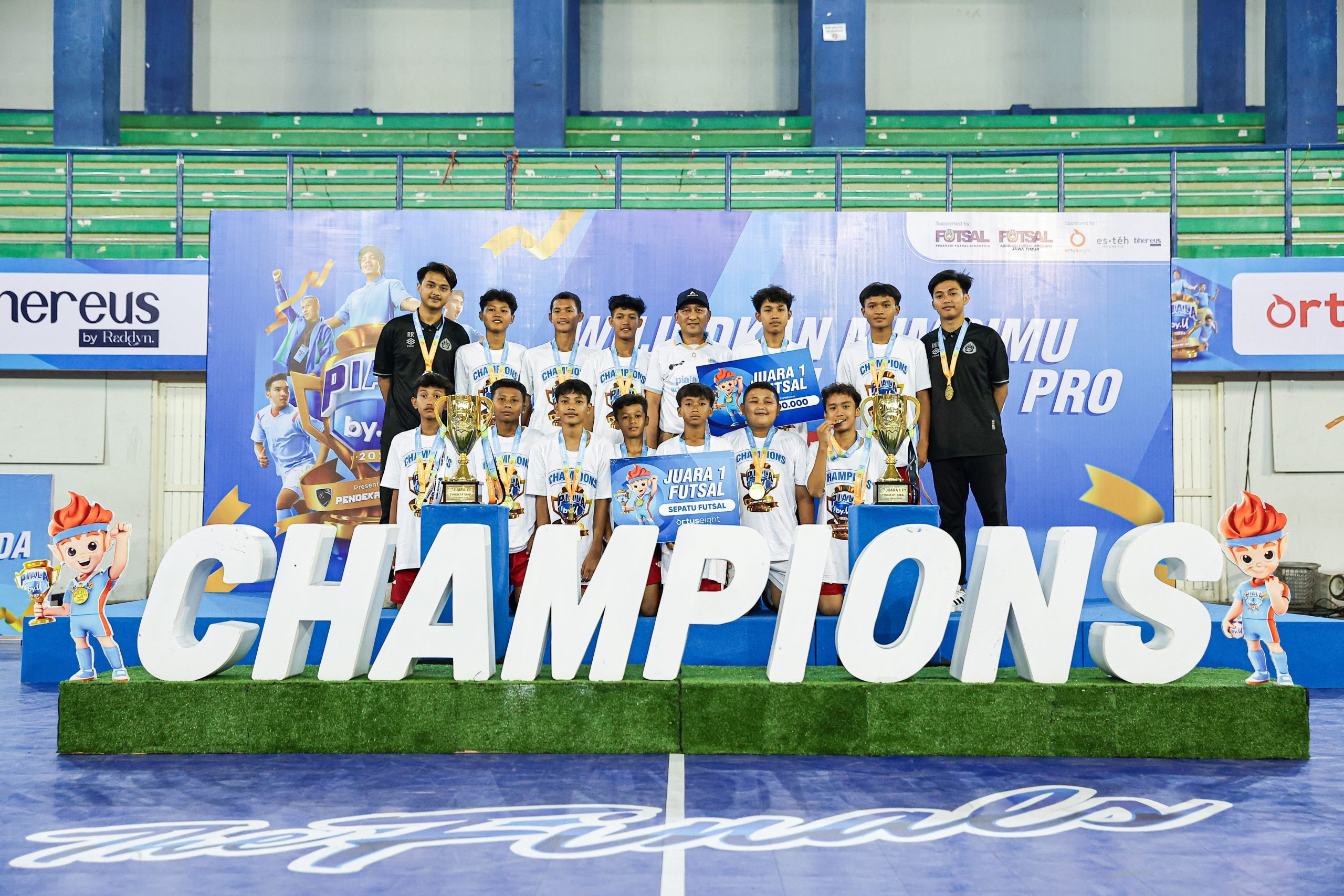 SMP Negeri 4 Gresik tampil menjadi juara pertama di Piala byU 2024 Lamongan Series. Istimewa