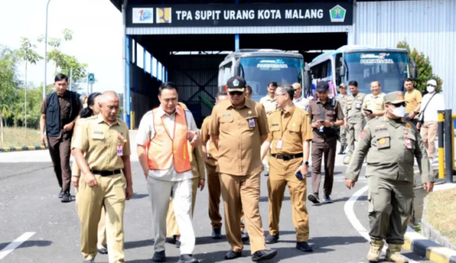 Penjabat Wali Kota Malang Iwan Kurniawan saat mengunjungi TPA Supit Urang, Selasa (27/8). Foto: Dok. Bagian Prokompim Kota Malang