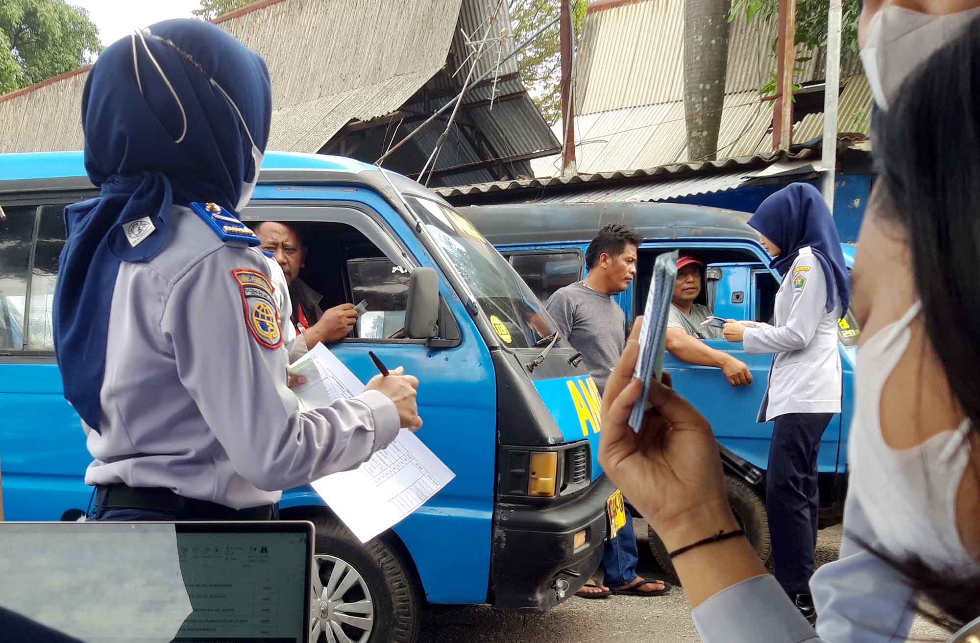 Petugas Dinas Perhubungan Kota Malang mendata sopir untuk keperluan pembaruan angkot, beberapa waktu lalu. Foto: Tugusatu/Bagus Suryo