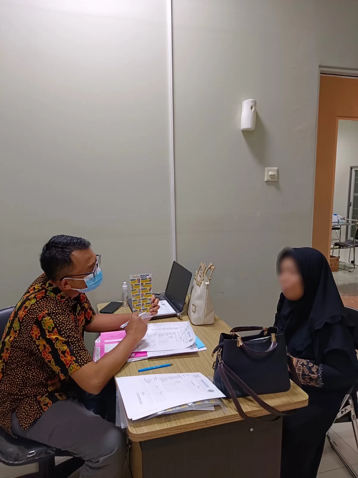 Layanan kesehatan kaki dan skrining risiko penyakit kronis di RS UB selama Afustus 2024. Istimewa