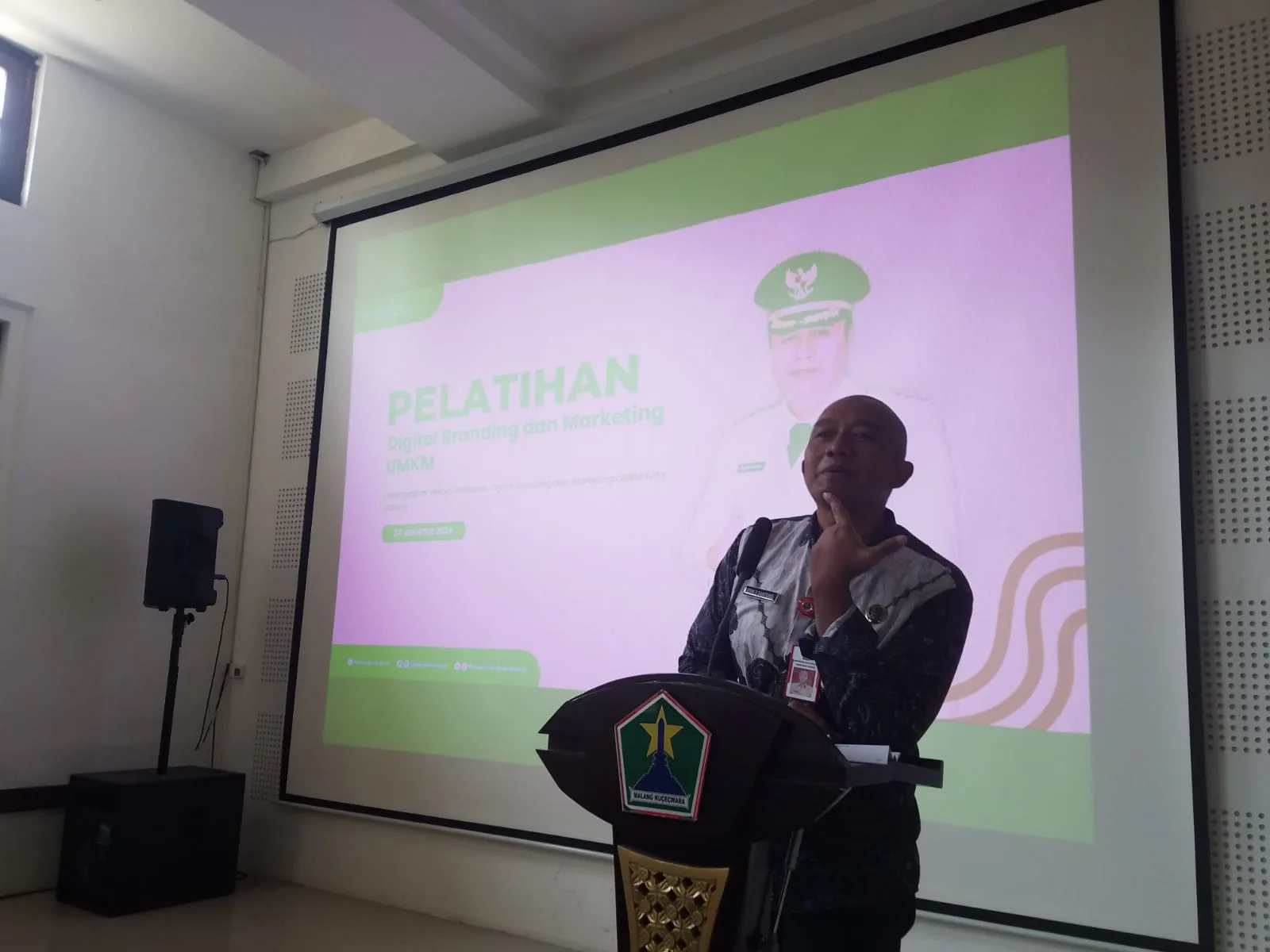 Sekretaris Daerah (Sekda) Kota Malang, Erik Setyo Santoso, saat membuka Pelatihan Digital Branding dan Marketing. Bertajuk Strategi Branding Omni Channel (STROM) UMKM Kota Malang, Kamis (22/8/2024).