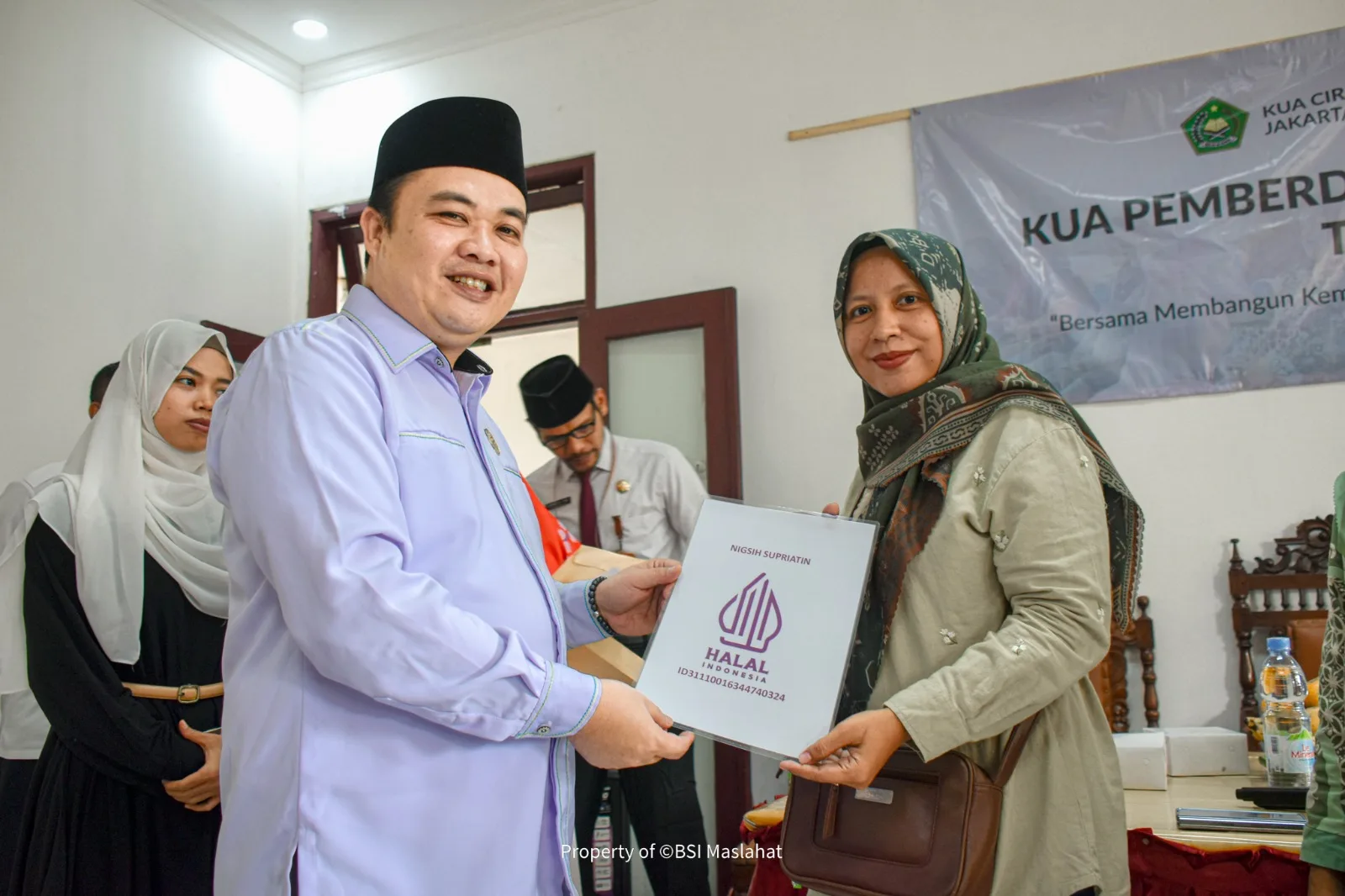 BSI Maslahat menyalurkan bantuan peralatan usaha kepada 20 UMKM di Kecamatan Ciracas Jakarta Timur untuk kategori pemula maupun scale-up. Bantuan ini diberikan dalam kegiatan workshop bersama KUA Ciracas pada Selasa, 20 Agustus 2024 di Kantor Urusan Agama (KUA) Ciracas, Jakarta Timur. Istimewa