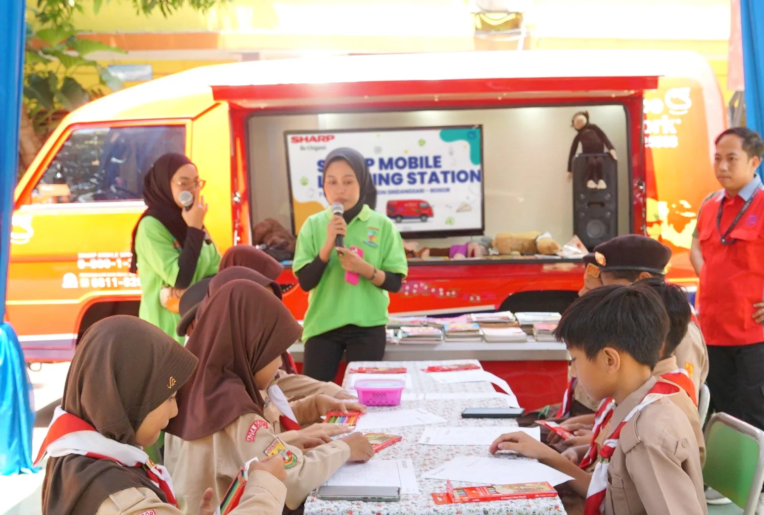 Para peserta lomba mewarnai bersiap mewarnai di acara Sharp Mobile Learning Station. Istimewa
