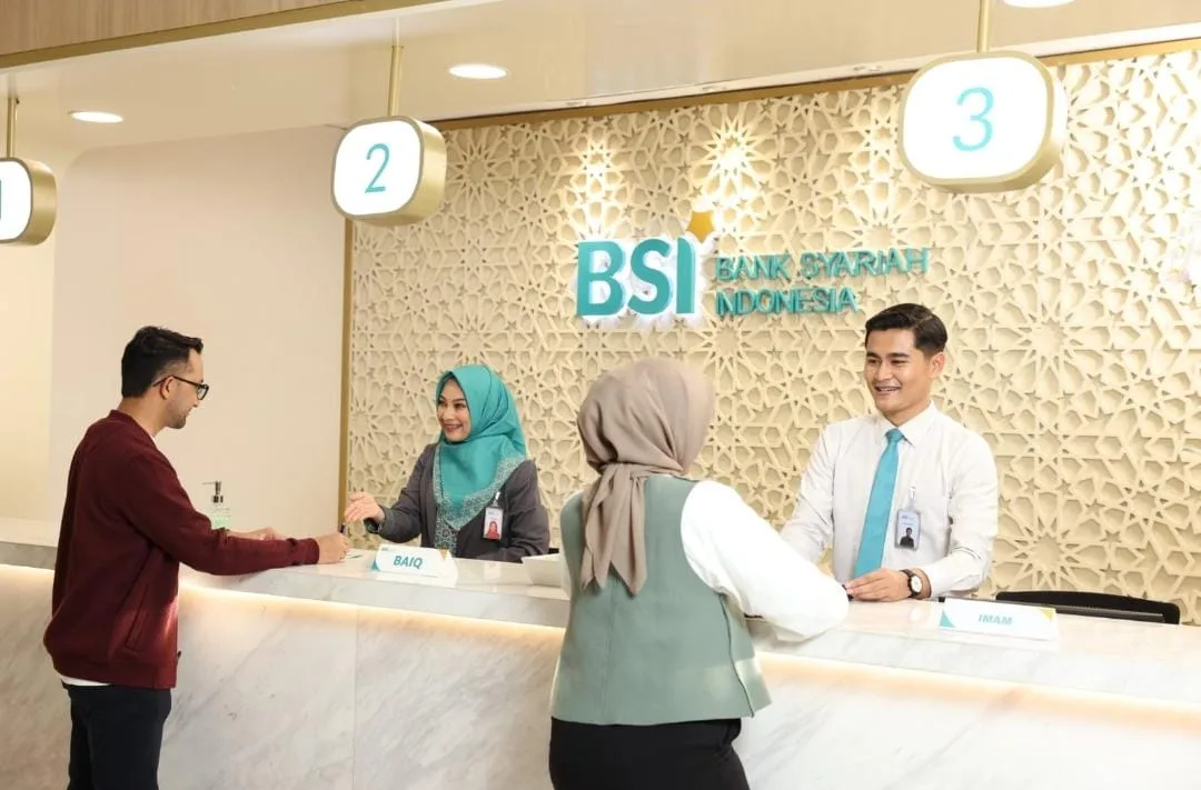 Petugas tengah melayani nasabah. Istimewa