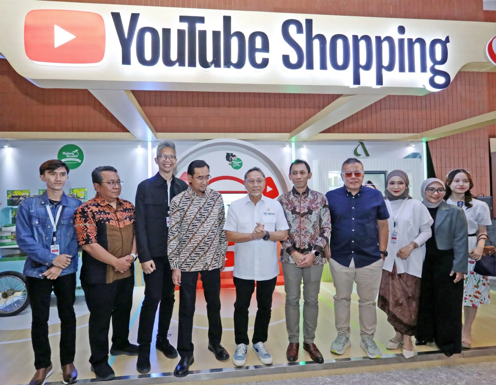 Menteri Perdagangan, Zulkifli Hasan (lima dari kiri) berfoto bersama dengan Rektor Universitas Brawijaya, Prof. Widodo (empat dari kiri),dan Kepala Hubungan Pemerintah dan Kebijakan Publik di YouTube Asia Tenggara,  Danny Ardianto (lima dari kanan) dalam acara #GlowUpBareng Kemendag, YouTube & Google bersama Universitas Brawijaya, di Malang, Rabu (25/9/2024). Istimewa