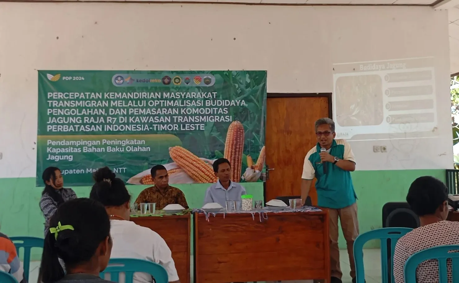 Pemateri dari UB tengah memberi penjelasan terkait penanaman Jagung Raja R7 di NTT. Istimewa