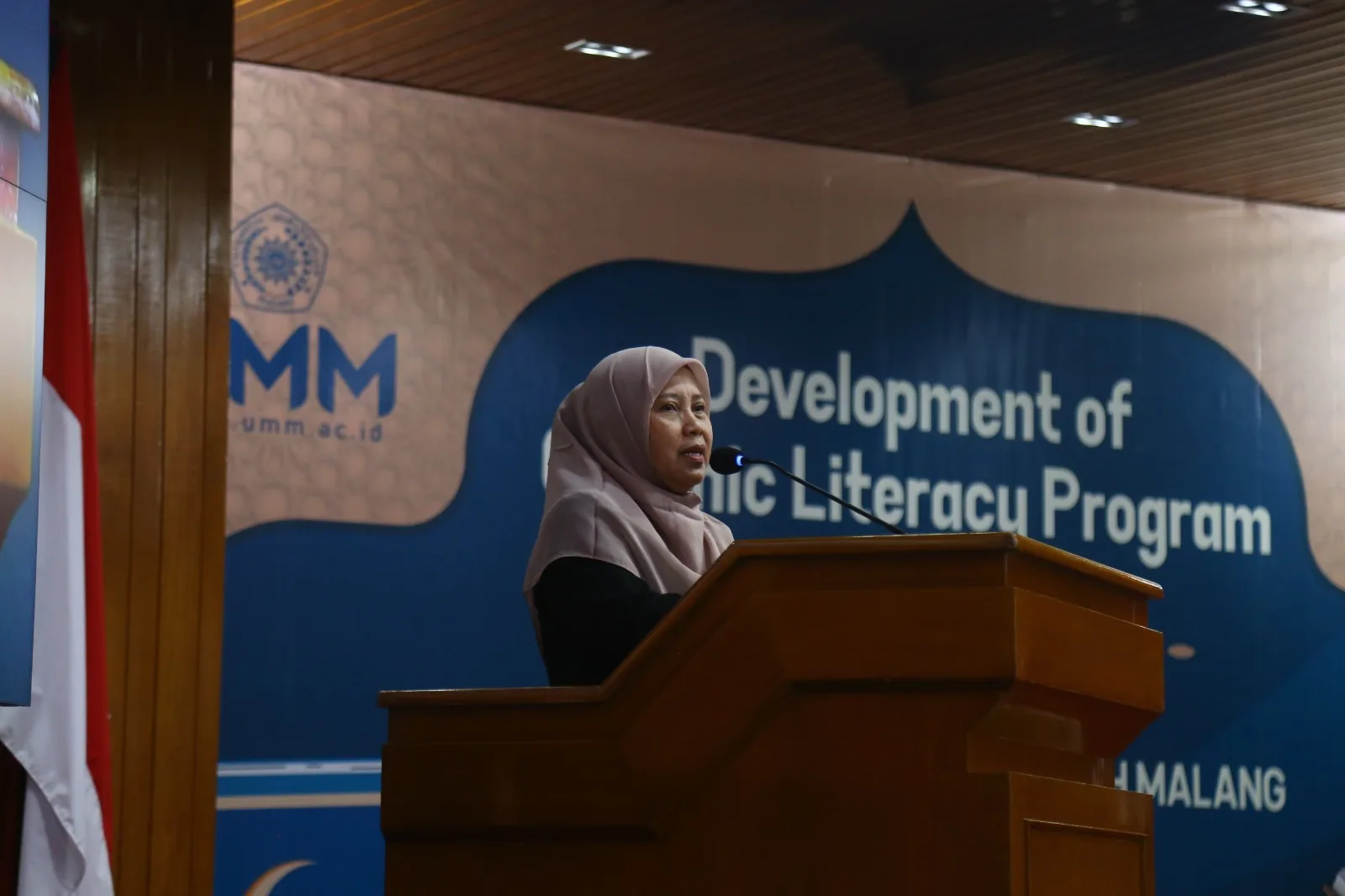 Wakil Rektor V UMM Bidang Al-Islam dan Kemuhammadiyahan (AIK) dan SDM, Prof. Tri Sulistyaningsih, saat memberikan sambutan pada Luncurkan Program Development of Quranic Literacy Program, Rabu (4/9/2024). Istimewa