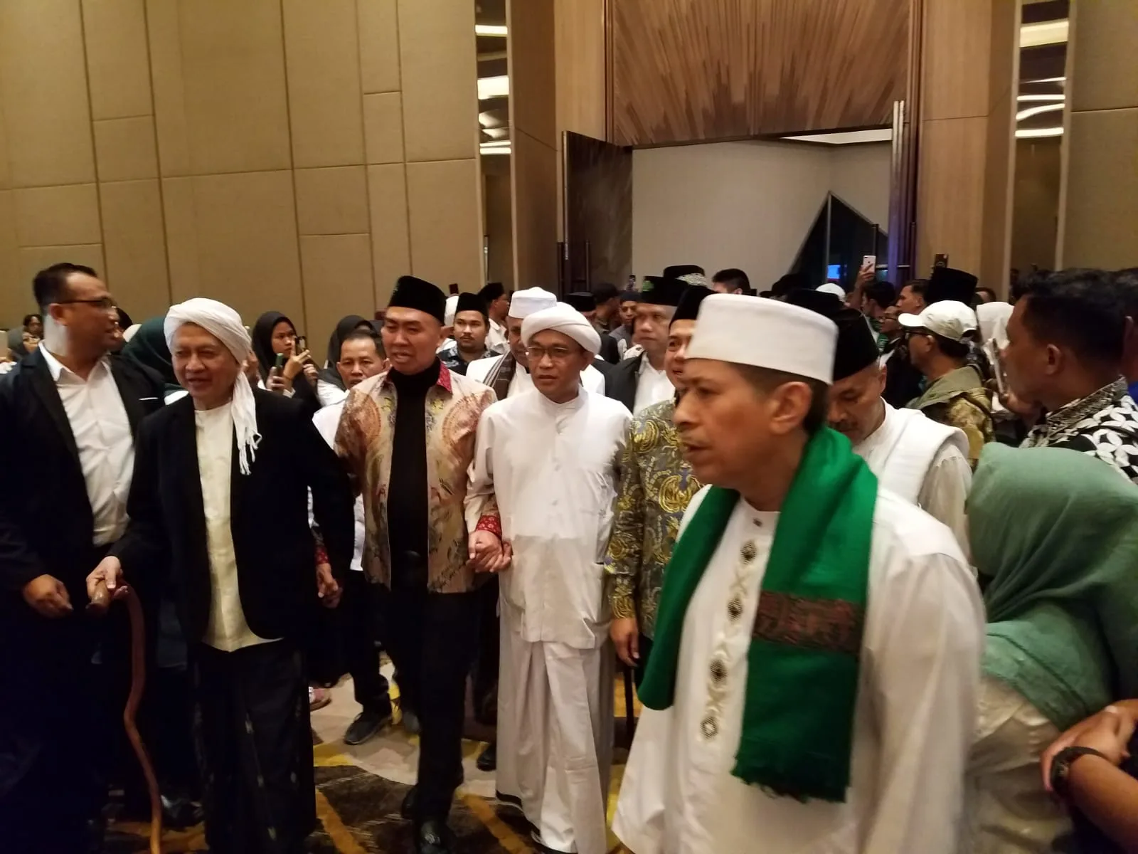 Abah Anton (tiga dari kiri) dikerubuti pendukungnya pada Deklarasi Abadi di Kota Malang, Minggu (29/9/2024) malam. Istimewa