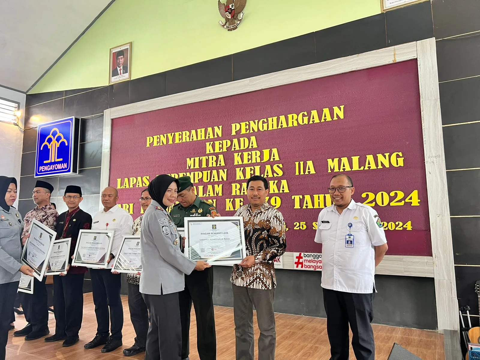 Ketua Lapas Perempuan II A, Malang Yunengsih, menyerahkan piagam penghargaan yang diterima Wakil Rektor III UMM,Nur Subeki, Rabu (25/9/2024). Istimewa